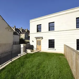 Fantastic 3-bed House With Parking Holiday home