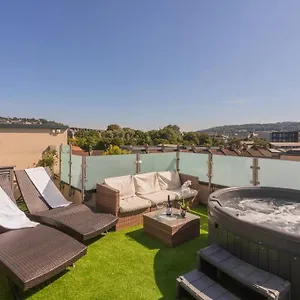 Stylish Penthouse Apartment With Hot Tub Apartment